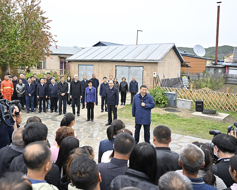 9月6日至8日，中共中央總書(shū)記、國(guó)家主席、中央軍委主席習(xí)近平在黑龍江考察。這是6日下午，習(xí)近平在大興安嶺地區(qū)漠河市北極村考察時(shí)，同當(dāng)?shù)厝罕娪H切交流。