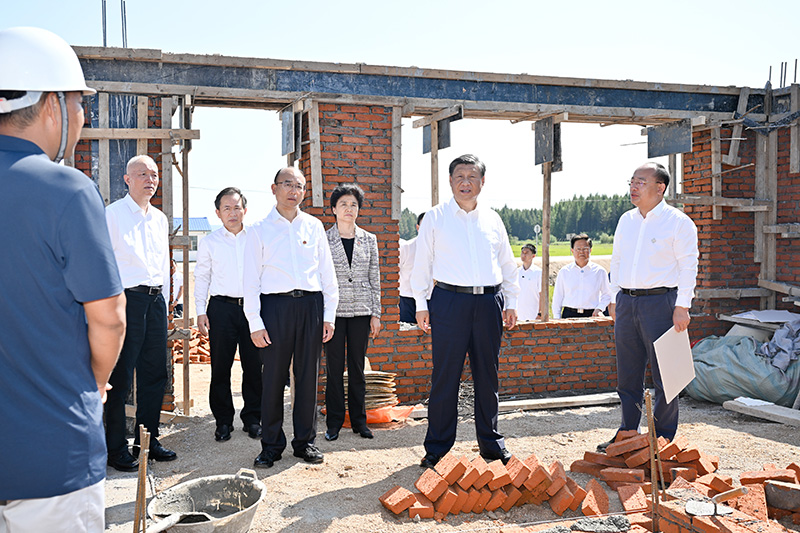 9月6日至8日，中共中央總書(shū)記、國(guó)家主席、中央軍委主席習(xí)近平在黑龍江考察。這是7日上午，習(xí)近平在遭受洪澇災(zāi)害的哈爾濱尚志市老街基鄉(xiāng)龍王廟村，察看水毀房屋重建情況。